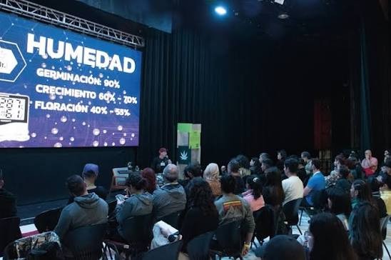 Charla de cultivo ante el público de MendoCann 2025 en Espacio Arizu